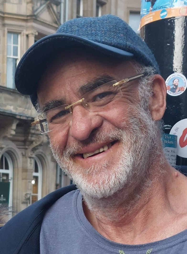 Lächelnder Mann mit Brille