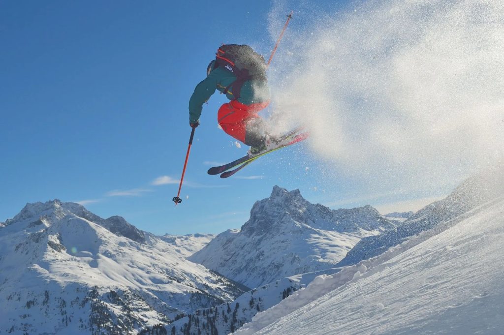Skifahrer springt über Schnee