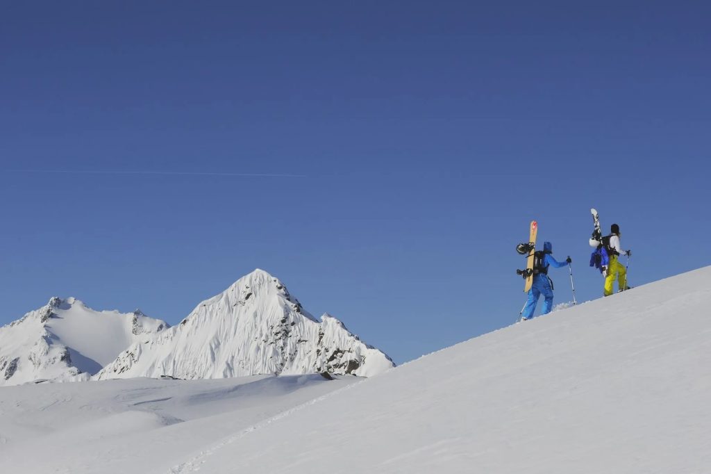 Skiwanderer im Schneegebiet