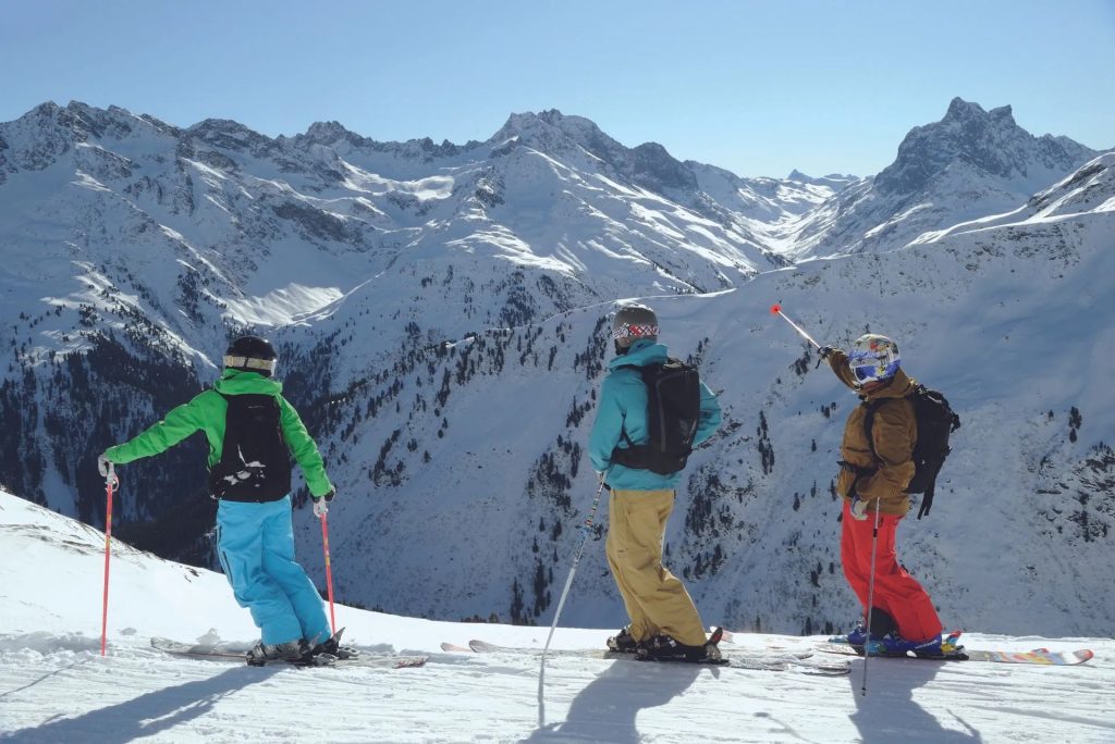 Skifahrer vor schneebedeckten Bergen