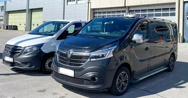 Schwarzer und grauer Transporter